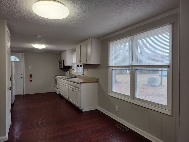 Building Photo - Move-in Ready duplex located in The Rockwe...