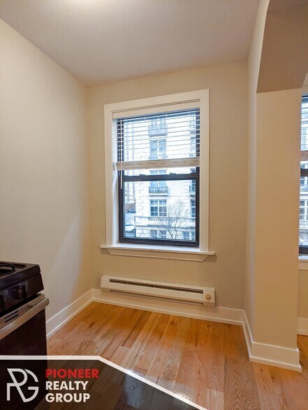 Building Photo - 425 W Roscoe St