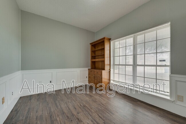 Building Photo - 743 Kings Ln