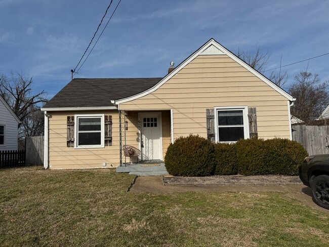 Building Photo - East Nashville cottage, 2BR 1 bath, fenced back, lawn care included, pet friendly