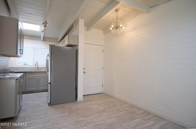 Building Photo - 919 N Catalina Ave