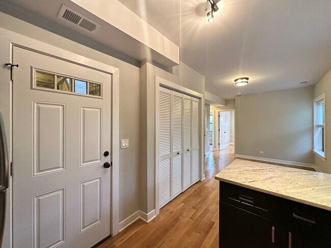 Building Photo - 2206 W Eastwood Ave