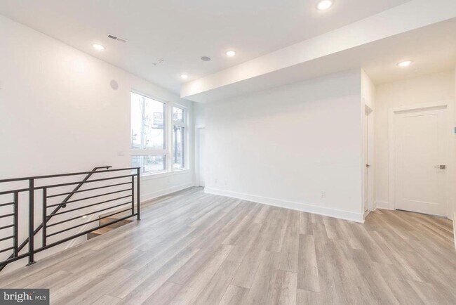 Building Photo - 90-94 E Laurel St