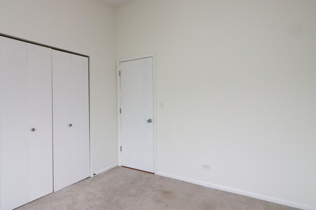 Building Photo - 1735 Chesapeake Ln