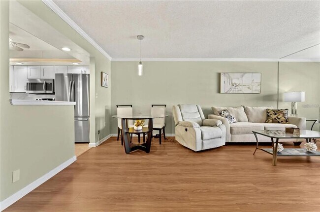 Building Photo - 4550 Cove Cir