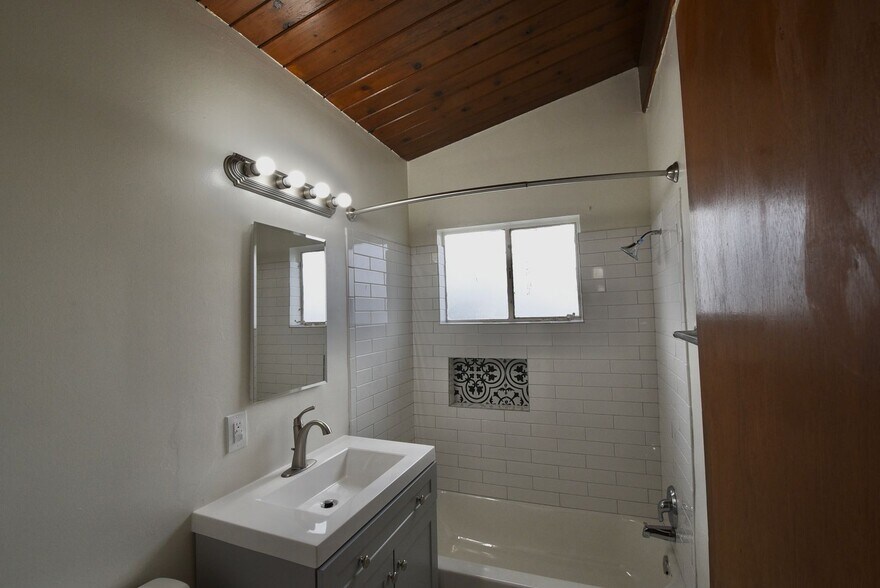 Building Photo - 6300 Coldwater Canyon Ave