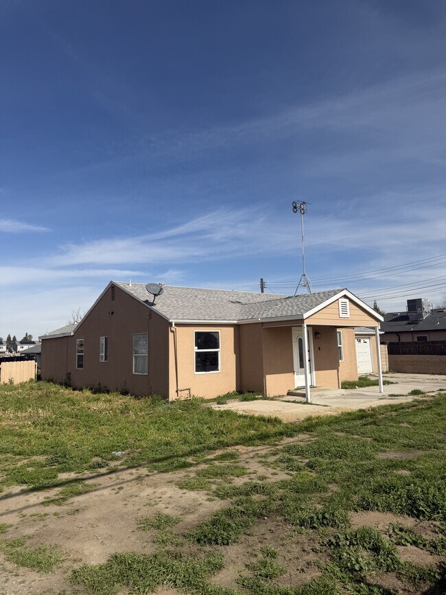 Building Photo - 1004 E K Ave