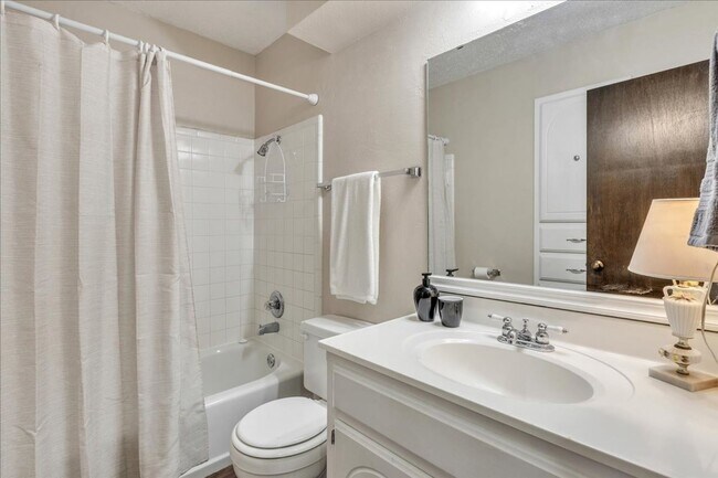 Building Photo - Lawn Care Included! 3 bed, 2 bath, 2 livings
