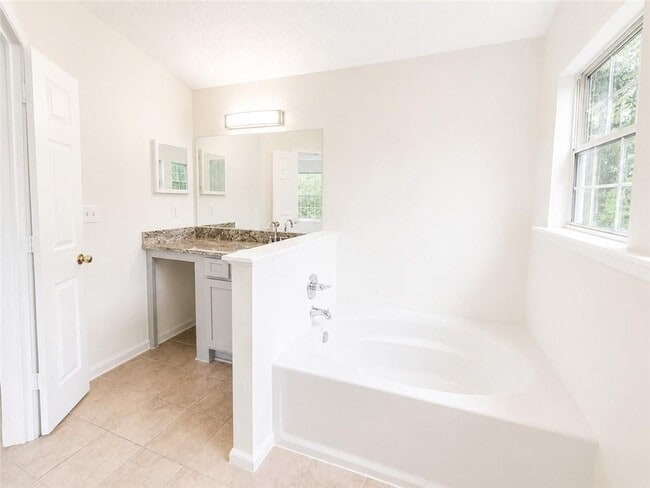 Building Photo - 2095 Glynmoore Dr