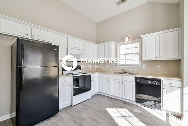 Building Photo - 3 Bedroom Pet-Friendly Home in Memphis, TN with Main Street Renewal