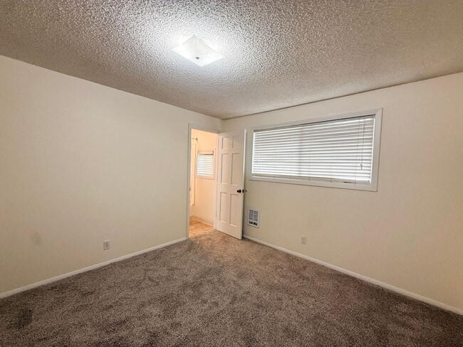 Building Photo - 1593 Skyline Way S