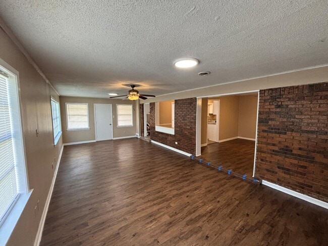 Building Photo - 6810 Sycamore Hill Dr