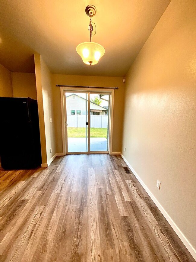 Building Photo - 4 Bedroom + Bonus with 2 baths available 8/22