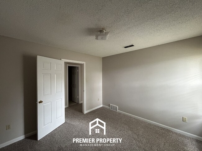 Building Photo - Stunning 3BR/2BA in Southeast Memphis | Vaulted Ceilings & Floor-to-Ceiling Fireplace