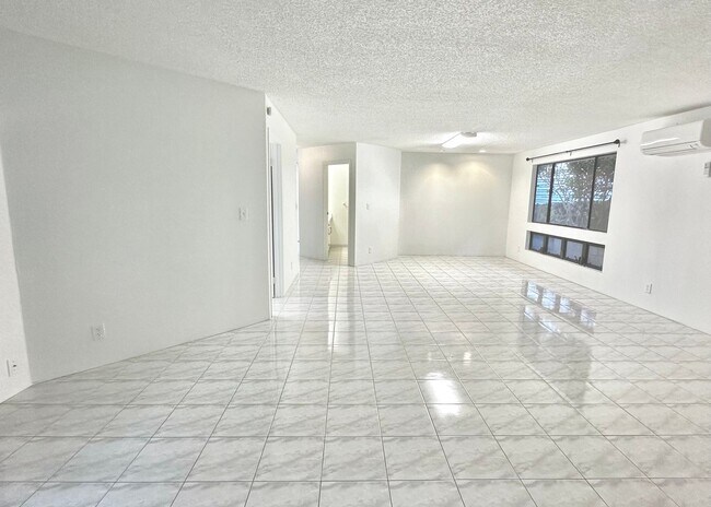 Building Photo - SPACIOUS 3 BEDROOM 2.5 BATH HOME IN KAIMUKI W/2 CAR GARAGE