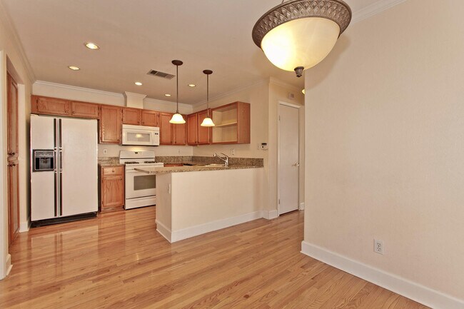 Building Photo - Beautiful home in the Lakes