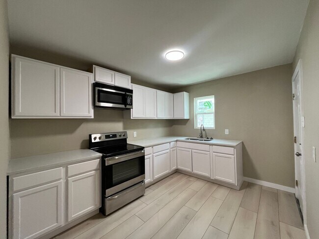Building Photo - Remodeled 3 Bedroom 2 Bath Home