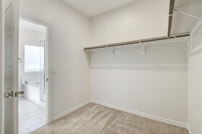 Building Photo - 4 Bedroom Townhouse in Tule Springs