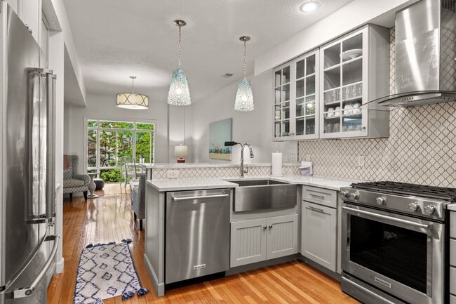 Building Photo - Furnished Pet-Friendly 30-Day Extended Stay Riverfront Condo