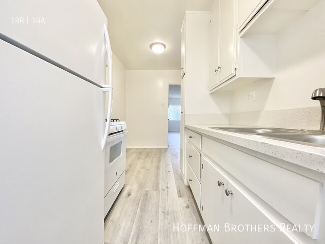 Primary Photo - 636 N St Andrews Pl