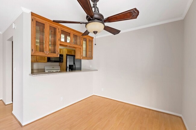 Building Photo - Excellent 1 Br 1Ba with Den in a Well Kept...