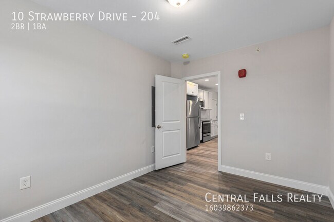 Building Photo - 10 Strawberry Dr