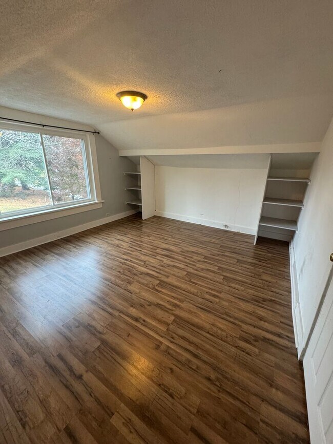 Building Photo - Spacious Private Oasis - 3 Bedroom 2 Bathr...