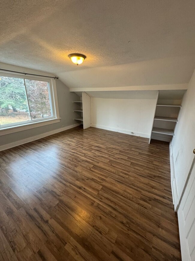 Building Photo - Spacious Private Oasis - 3 Bedroom 2 Bathroom House in Green Tree!