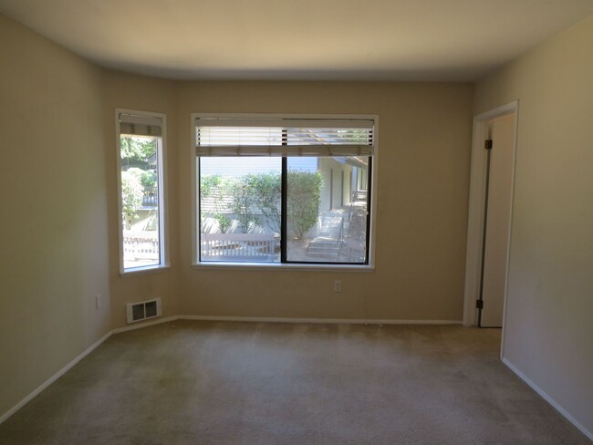 Building Photo - South Rose Hill Spacious updated Condo w/V...