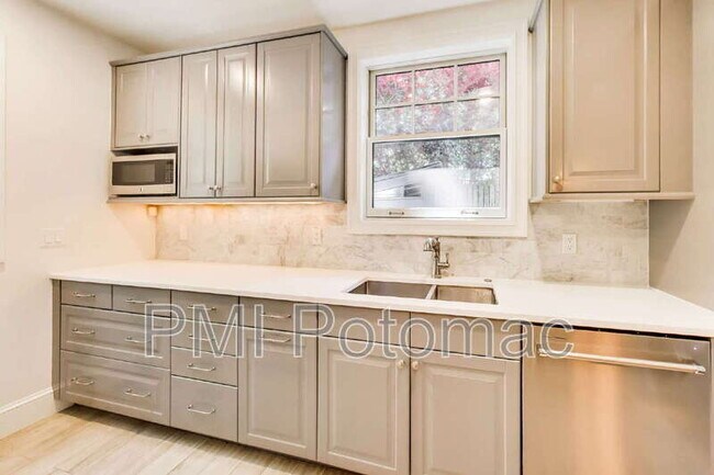 Building Photo - 5332 Nevada Ave NW