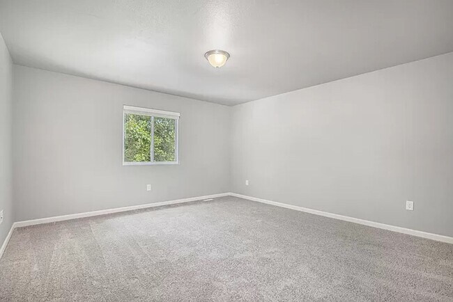 Building Photo - Spacious 4 bedroom for lease