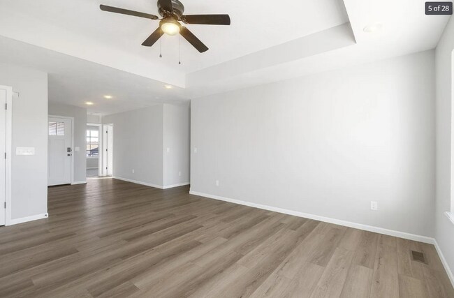 Building Photo - GORGEOUS 4 BED 2 BATH