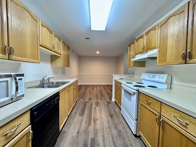 Building Photo - 2 Bed/2 Bath Condo, Gated security, Tons o...