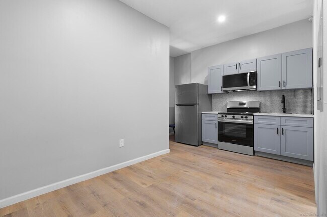 Building Photo - 140 Grand St