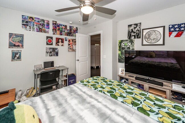 Building Photo - 3 Bedroom 2.5 Bath Single Family Home in F...