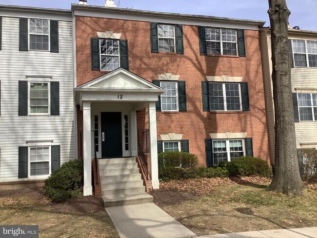 Building Photo - 12 Normandy Square Ct