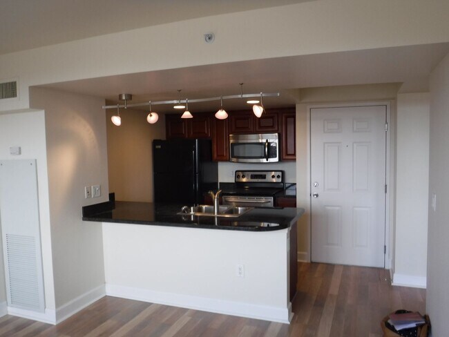 Building Photo - Newly Remodeled Downtown Stunner