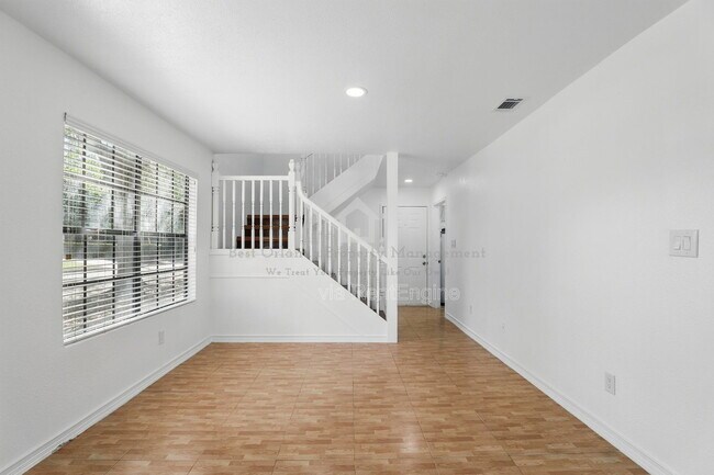Building Photo - 820 Altaloma Ave