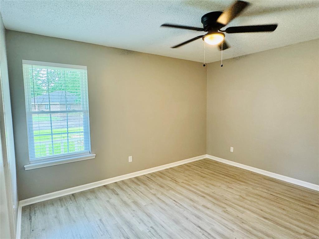 Building Photo - 697 Chatsworth Dr