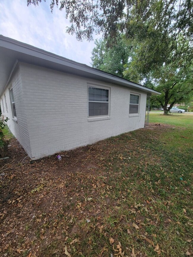 Building Photo - $300 Off 1st Month Special