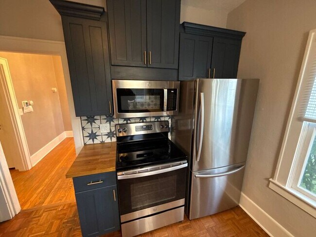 Building Photo - 1615 D St NE