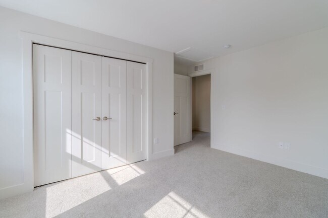 Building Photo - 1548 Simsbury St