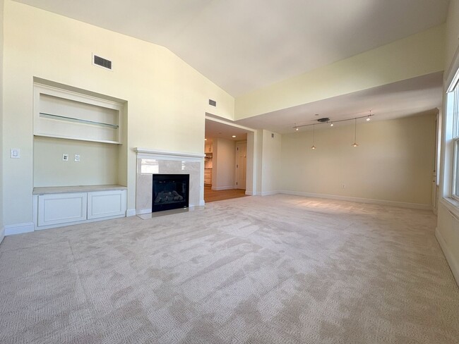 Building Photo - Luxurious Top Floor 2 Bedroom 2 Bathroom C...