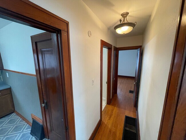 Building Photo - 1 Bedroom House Near Columbian Park - AVAILABLE IN MAY