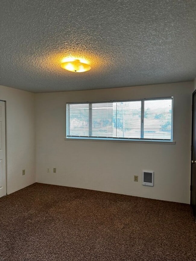 Building Photo - Middle unit in 8-plex complex