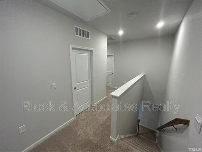 Building Photo - 29 Verona Dr