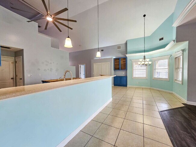 Building Photo - Waterfront Pool Home in Desirable Sunset Lakes