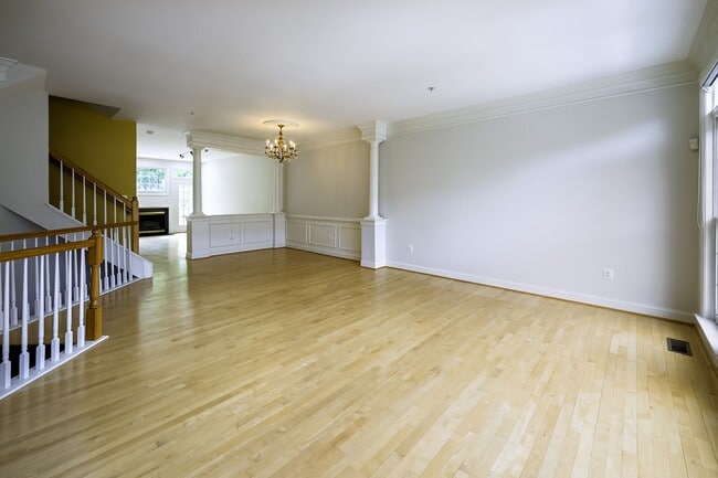 Building Photo - Tower Oaks First-Time Townhome in Rockville is Move-in Ready!