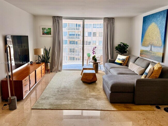 Building Photo - 1420 Brickell Bay Dr