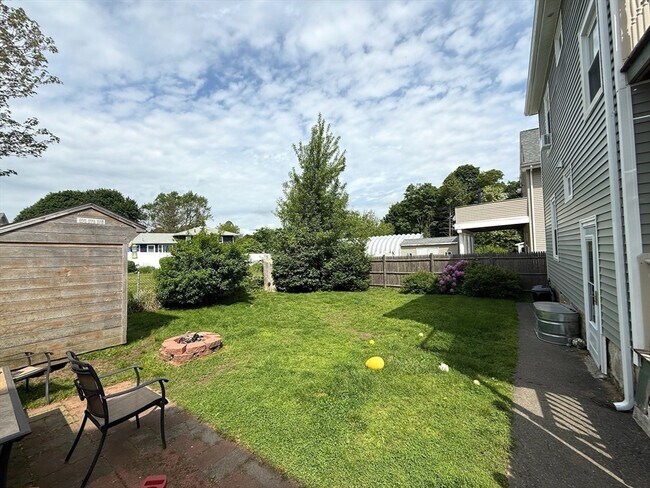 Building Photo - 158 Grove St